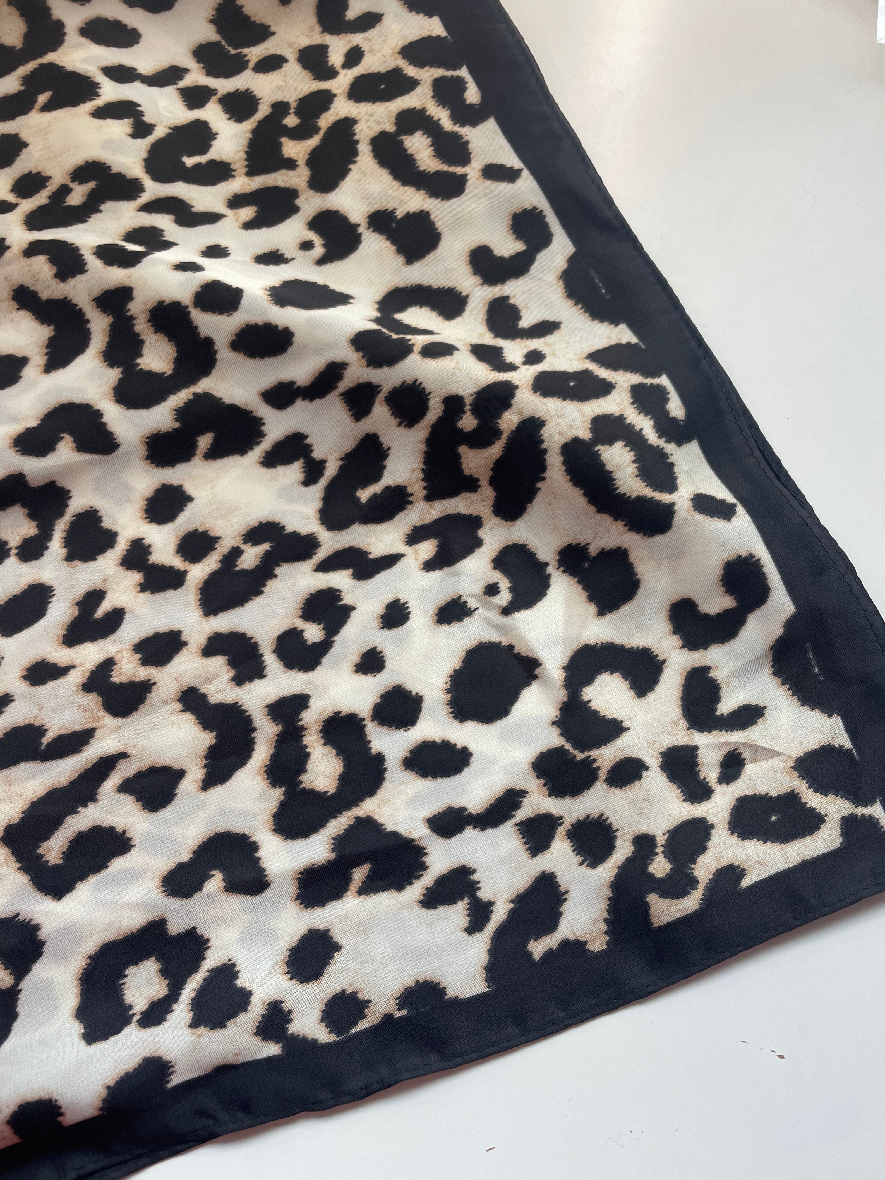 Lichte panterprint sjaal